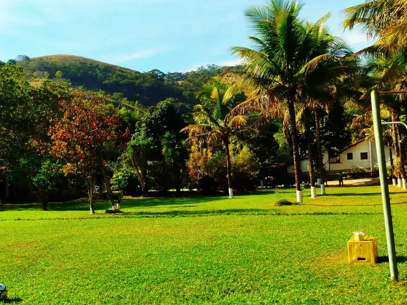 Gramado e serra ao fundo em uma unidade da Rede Aurora Mineira