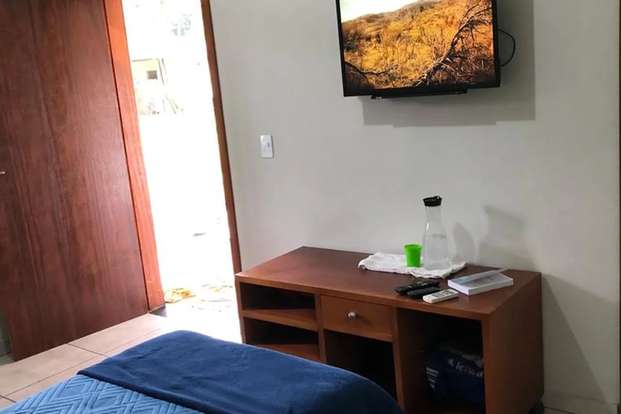 Cama e TV em dormitório, em unidade de acolhimento da rede em Minas Gerais