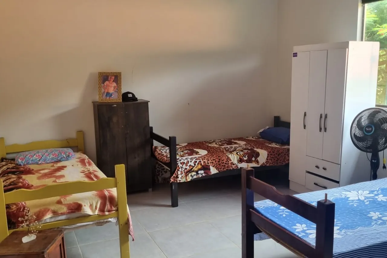 Camas e armário em dormitório, em unidade de acolhimento da rede em Minas Gerais