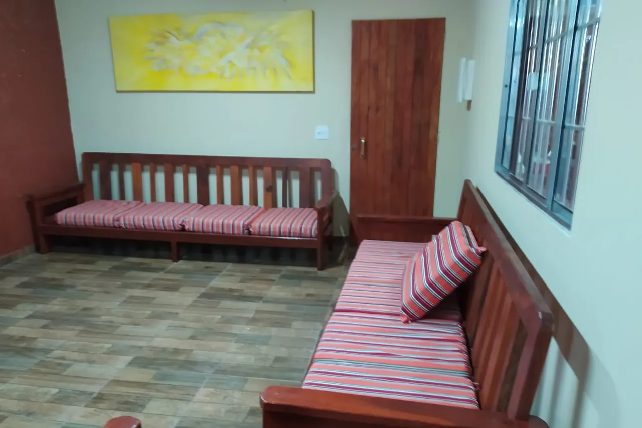 Sala com sofás e pintura na parede, em unidade de acolhimento da rede em Minas Gerais