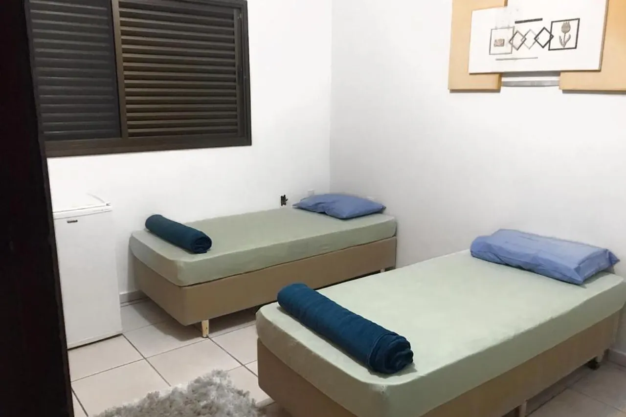 Dois camas com lençóis e travesseiros, em unidade de acolhimento da rede em Minas Gerais