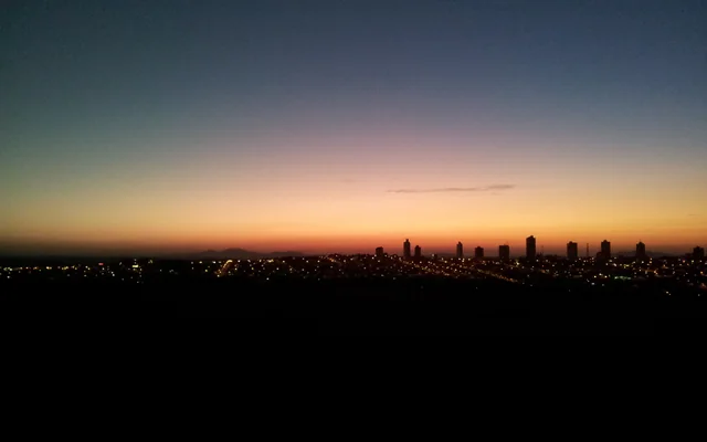 vista da cidade ao entardecer em Alfenas