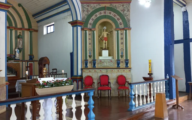 Interior de uma igreja com altar em Araxá