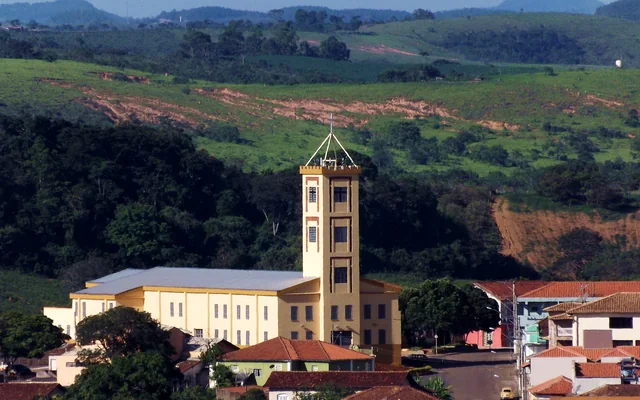 Igreja com paisagem ao fundo em Bambuí