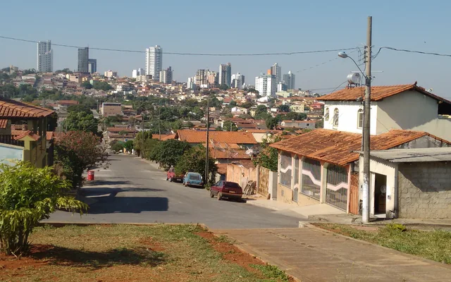 Rua com vista da cidade ao fundo em Bom Despacho