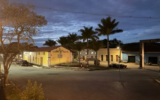 Praça e edifícios à noite em Carmo da Mata