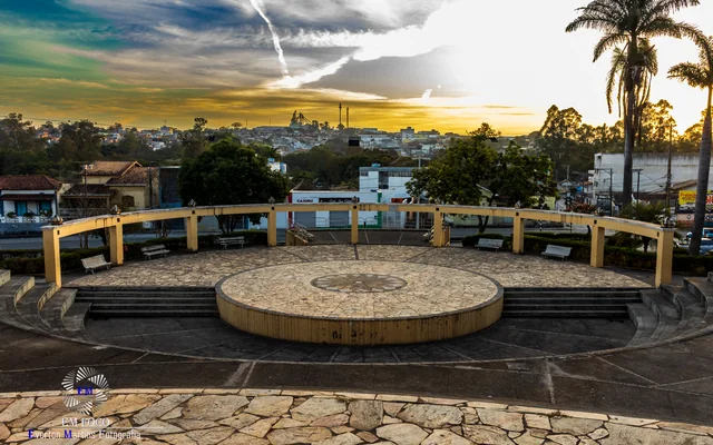 Praça com vista da cidade ao fundo em Carmo do Cajuru