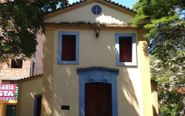 Igreja com portas vermelhas e janelas em Carmópolis de Minas