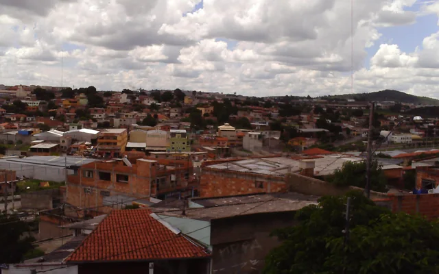 Vista da cidade com casas e nuvens em Contagem