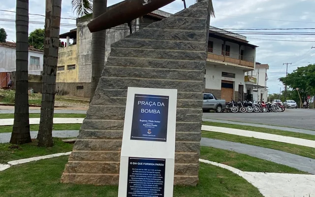 Praça da Bomba com monumento em Formiga