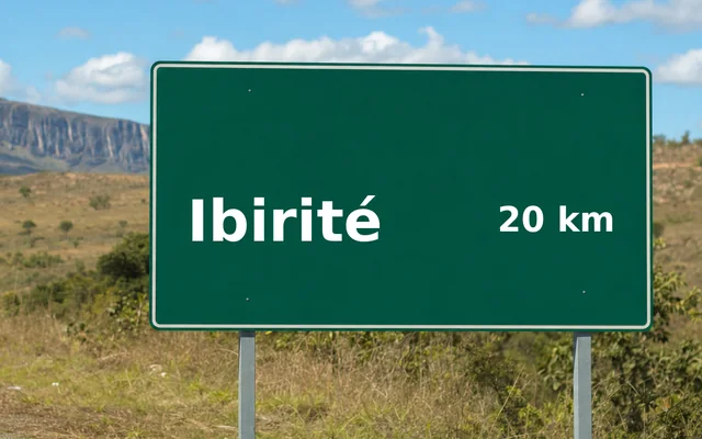 Placa de estrada indicando Ibirité a 20 km