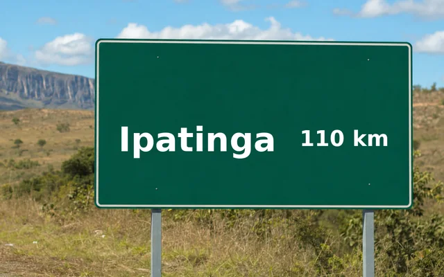 Placa de estrada indicando Ipatinga a 110 km