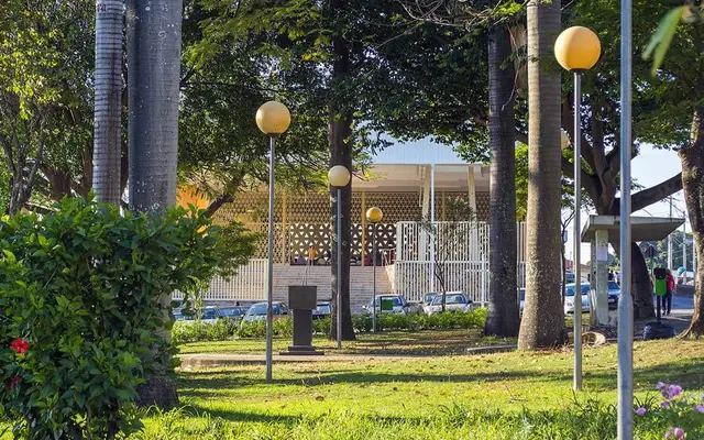 Praça com árvores e iluminação pública em Itaúna