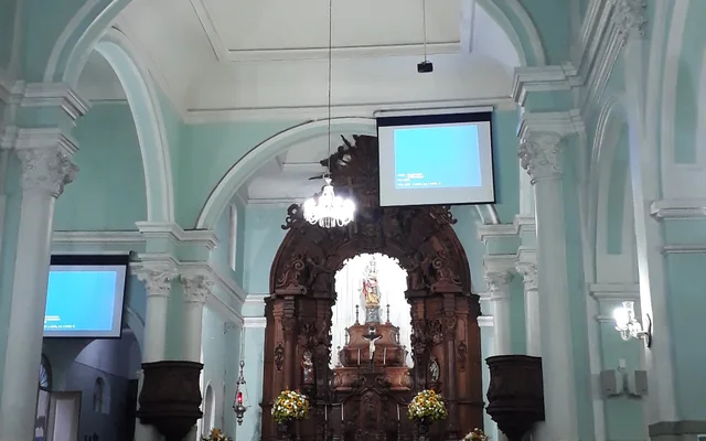Interior de uma igreja com altar em Nova Lima