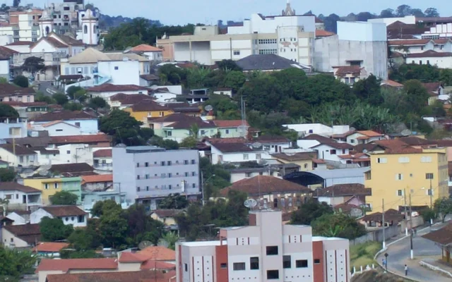 Vista da cidade com casas e edifícios em Oliveira