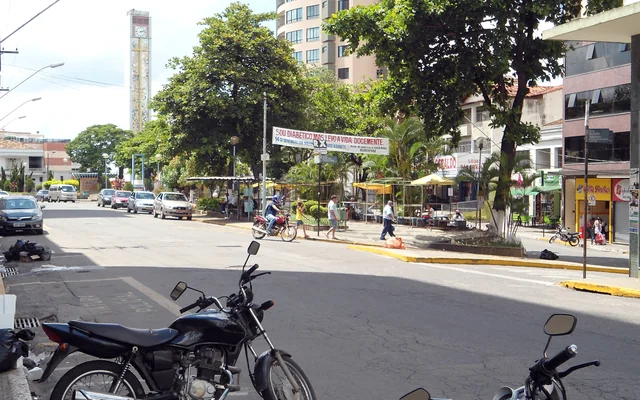 Rua com motos e pessoas caminhando em Pará de Minas