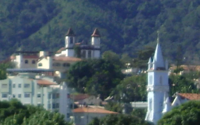 Igrejas e prédios em área urbana em Pitangui