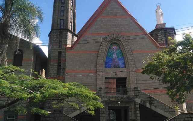 Igreja com vitral e estátua em Poços de Caldas