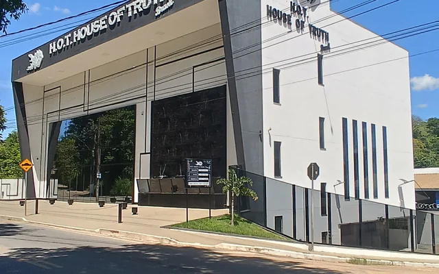 Prédio com arquitetura moderna em cidade em Ribeirão das Neves