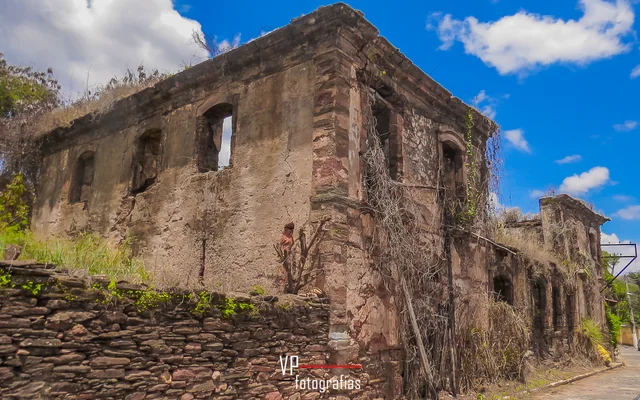 Ruínas de uma construção antiga em Sabará