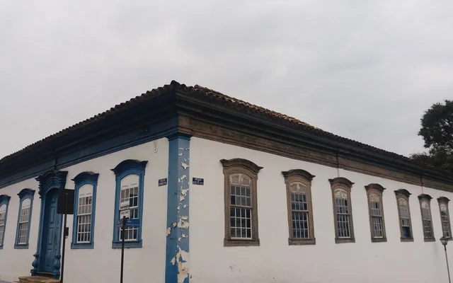 Prédio histórico com fachada branca e azul em Santa Luzia