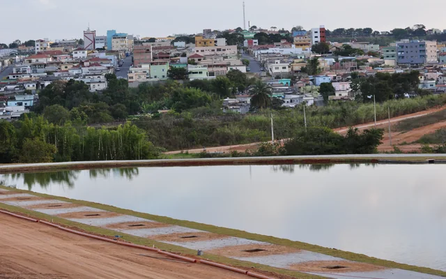 Vista de áreas urbanas e lago em Santo Antônio do Monte
