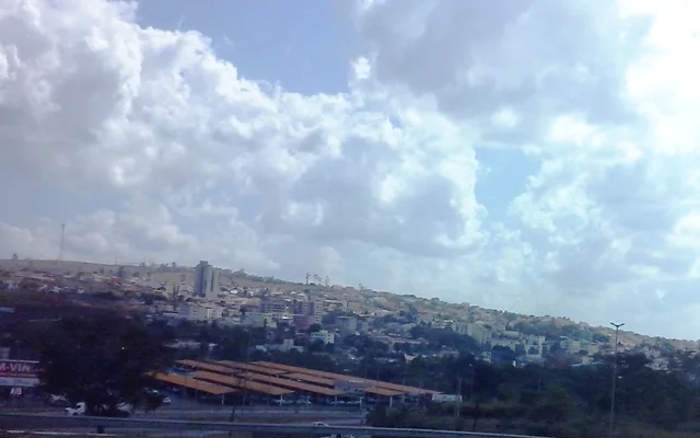 Vista da cidade com nuvens e paisagem em Vespasiano