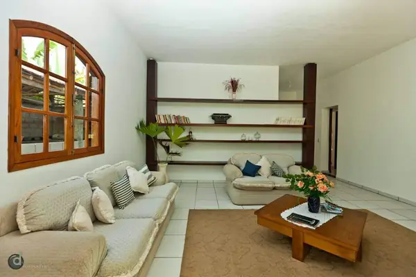 Sala de convivência com sofás e mesa de centro em unidade da rede em Minas Gerais