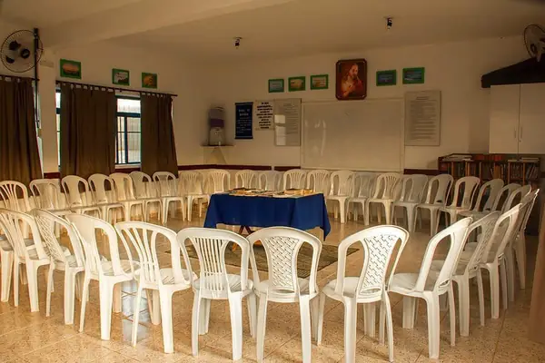 Salão com cadeiras dispostas em círculo usado para terapia em grupo